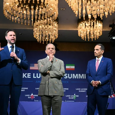 J.D. Vance (au centre) lors du sommet du lac Lucerne, entouré de responsables et de drapeaux.