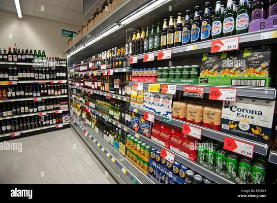 Rayon réfrigéré de supermarché proposant un large choix de boissons alcoolisées.