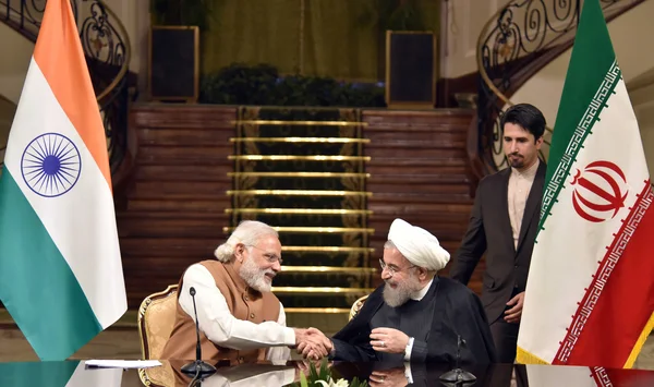 Narendra Modi et le président iranien Hassan Rohani lors d'une poignée de main officielle, illustrant les relations bilatérales.