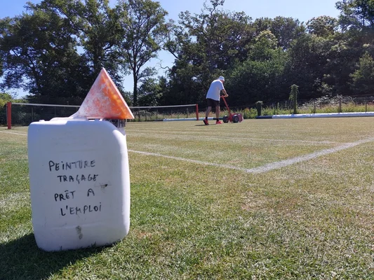 Matériel de traçage utilisé pour entretenir le court de tennis sur gazon du jardin breton.