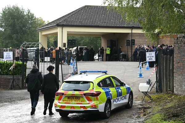 Dispositif de police devant un lieu de culte juif à Londres, avec des entrées séparées pour hommes et femmes.