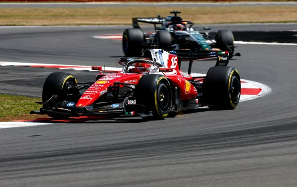 Charles Leclerc au volant de sa Ferrari numéro 16 au Grand Prix de Grande-Bretagne.