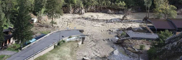 Conséquences d'une crue : un pont détruit et une route emportée par les eaux.