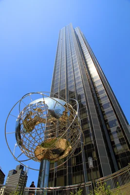 La Trump International Hotel à New York, avec le globe de Columbus Circle au premier plan.