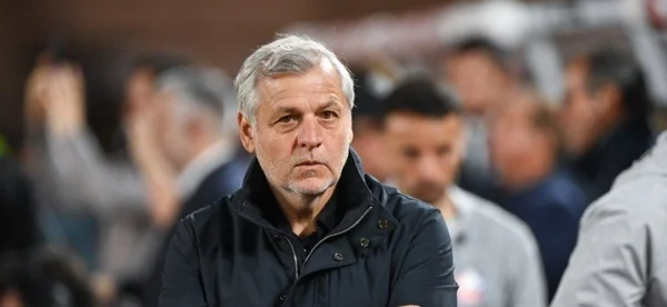 Bruno Genesio, entraîneur de l'OM, dans un environnement sportif.