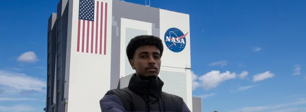 Allan Petre, ingénieur français à la NASA, devant les locaux de l'agence spatiale.