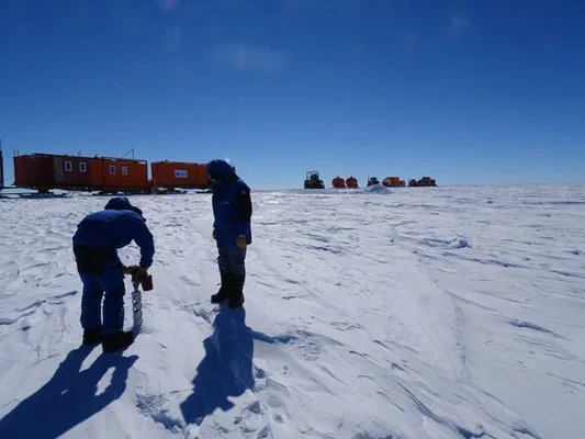 Chercheurs en mission scientifique sur la calotte glaciaire antarctique.