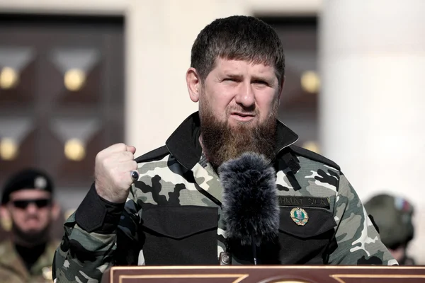 Ramzan Kadyrov, dirigeant tchétchène, prenant la parole en tenue militaire.