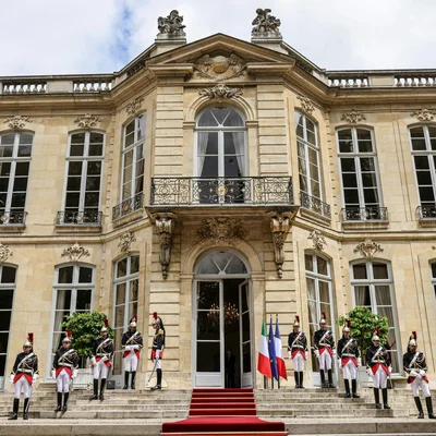 Garde républicaine devant l'Hôtel Matignon, avec les drapeaux italien et français, lors d'une visite officielle.