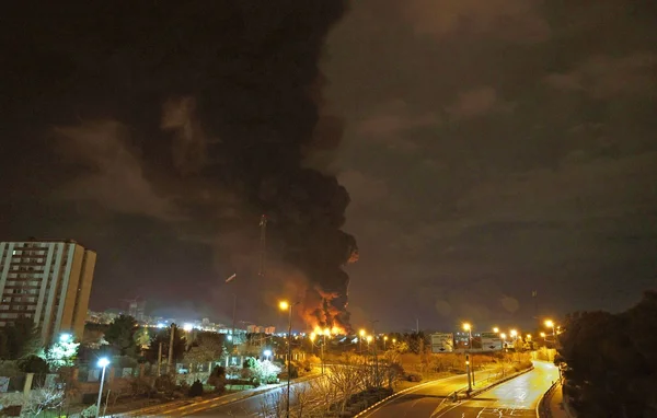 Fumée noire au-dessus de Téhéran après des frappes sur des dépôts pétroliers.