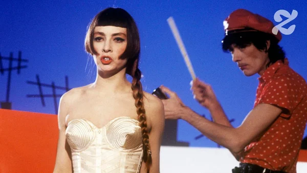 Anna Karina et Sami Frey dans 'Bande à part', film ayant inspiré le clip de 'Marcia Baïla'.