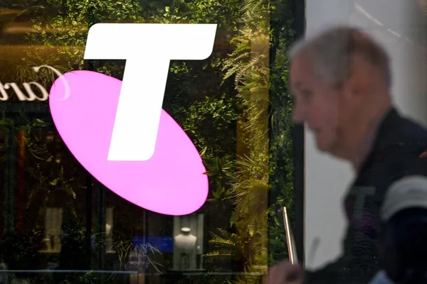 Logo de Telstra, autre grand opérateur australien, visible dans une vitrine.