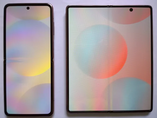 Samsung Galaxy Z Fold2 5G : états fermé et déplié avec fond d'écran abstrait.