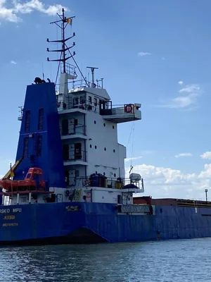 Le cargo 'USKO MFU', immatriculé à Kribi, naviguant en mer.