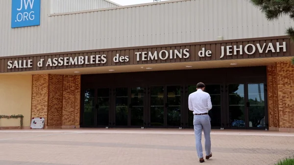Entrée d'une salle d'assemblées des Témoins de Jéhovah.