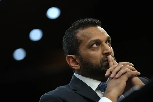 Kash Patel, directeur du FBI, dans une pose contemplative.