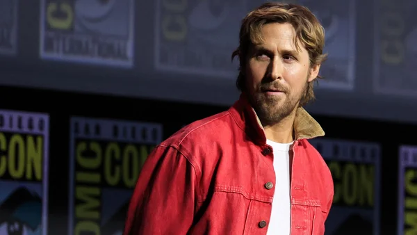 Ryan Gosling au San Diego Comic-Con, veste rouge et t-shirt blanc.