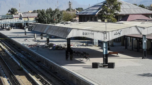 Dégâts après l'explosion à la gare de Quetta.