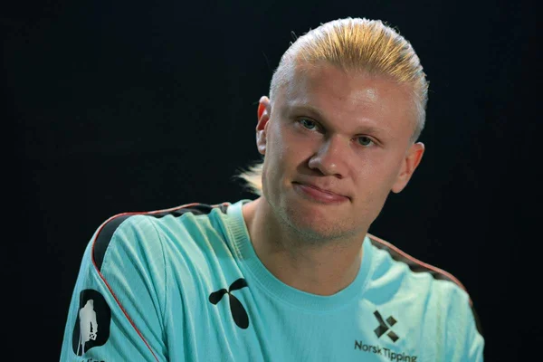 Portrait d'Erling Haaland en tenue d'entraînement.