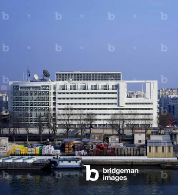 Le siège social de Canal+ (Paris 15e), architecture de Richard Meier, vu depuis la Seine.
