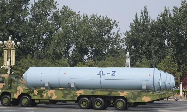 Lanceur TEL transportant un missile balistique JL-2 lors d'un défilé national en Chine.