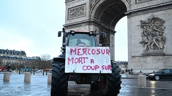 Tracteur manifestant contre l'accord UE-Mercosur devant l'Arc de Triomphe à Paris.