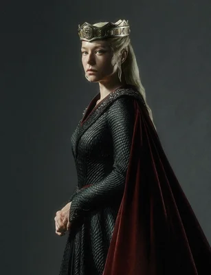 Rhaenyra Targaryen portant la couronne, dans une pose solennelle.