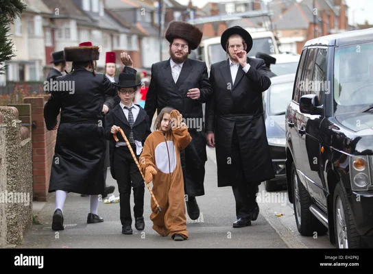 La communauté juive orthodoxe célébrant Pourim dans les rues de Stamford Hill, au nord de Londres, le 5 mars 2015.