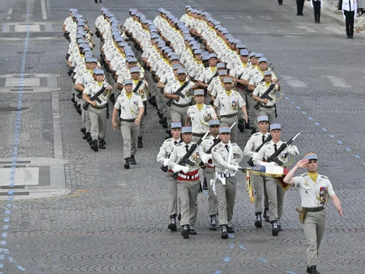 Le 1er régiment de tirailleurs d'Épinal défilant sur les Champs-Élysées le 14 juillet