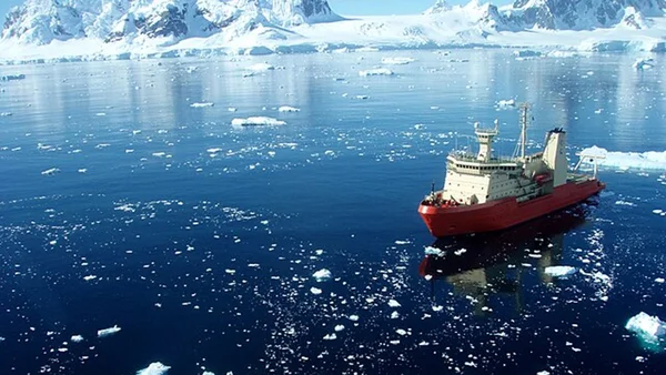 Navire de recherche scientifique en Antarctique, essentiel aux études climatiques.