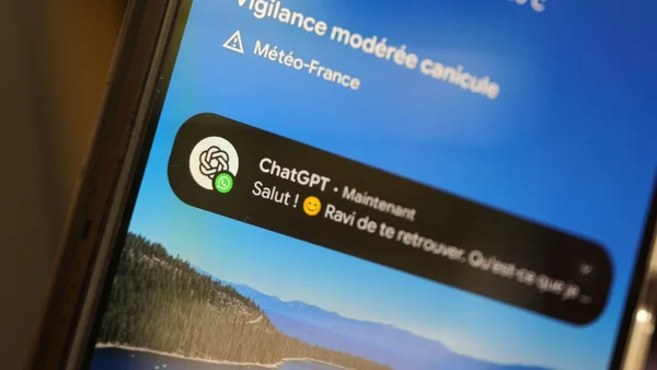 Notification de l'application ChatGPT sur un smartphone, avec une alerte météo en arrière-plan.