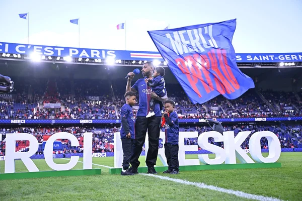 Presnel Kimpembe, en larmes, fait ses adieux au Parc des Princes entouré d'enfants