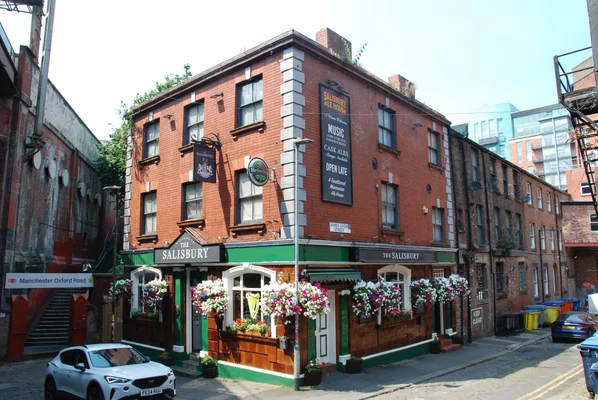 Le pub 'The Salisbury' à côté de la gare de Manchester Oxford Road.