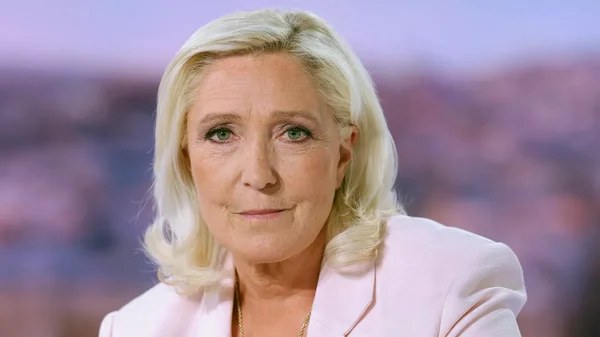 Marine Le Pen, candidate à la présidentielle, a dévoilé son slogan « Pour la France, la Renaissance ».