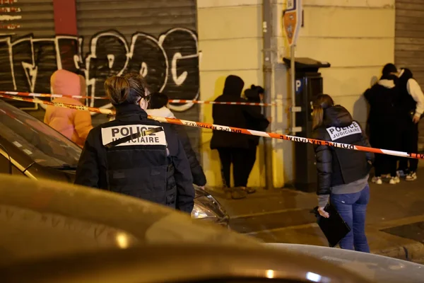 Scène de crime à Marseille : des policiers judiciaires interviennent après une fusillade.