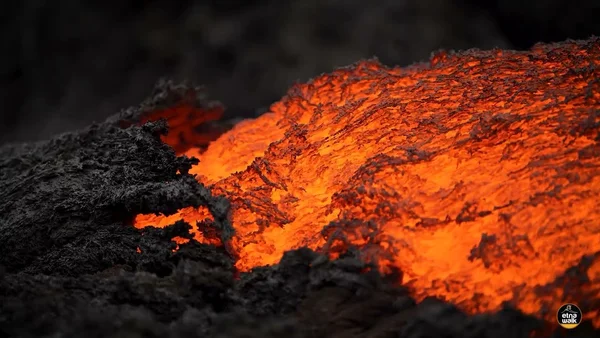 Coulée de lave lente et rougeoyante sur les pentes de l'Etna.