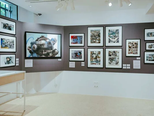 Intérieur du Fonds d'art contemporain Enki Bilal à Paris, avec une sélection de ses œuvres exposées.