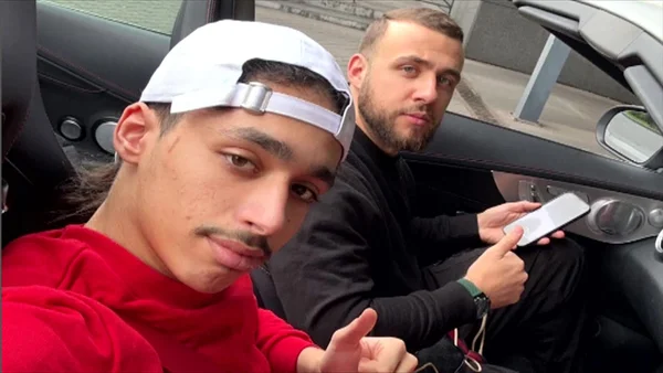 Selfie pris depuis une voiture, illustrant l'ambiance des streams.