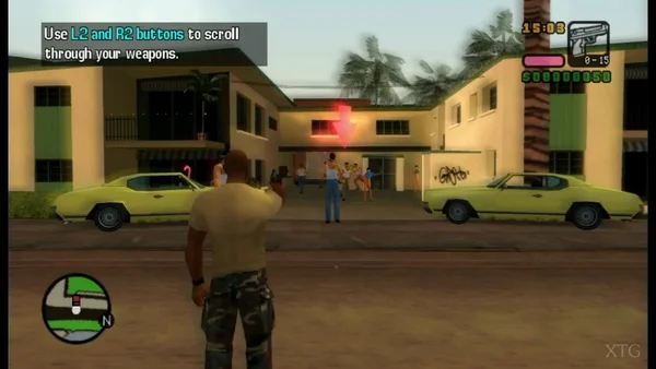 Capture d'écran du jeu vidéo Grand Theft Auto: Vice City Stories (2006), montrant le personnage principal en vue à la troisième personne, armé d'un pistolet, dans un environnement urbain tropical avec des voitures et des bâtiments. L'interface utilisateur affiche une mini-carte, des instructions de contrôle, l'heure, la santé et l'argent.
