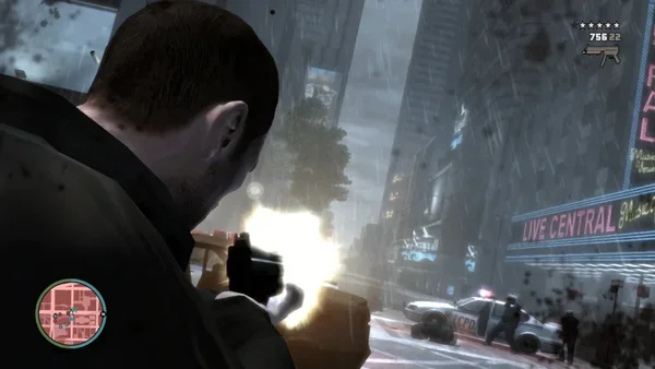 Capture d'écran authentique du gameplay de Grand Theft Auto IV, montrant Niko Bellic en vue à la troisième personne dans les rues pluvieuses de Liberty City. L'interface utilisateur (HUD) est visible avec le mini-carte, l'argent et l'arme équipée. La scène inclut des voitures de police et des néons urbains, reflétant l'ambiance sombre et réaliste du jeu.