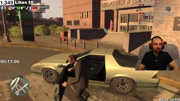 Capture d'écran de gameplay de Grand Theft Auto IV montrant le protagoniste Niko Bellic sortant d'une voiture dans les rues de Liberty City. L'interface utilisateur (HUD) du jeu est visible en bas à gauche, et un streamer apparaît en incrustation dans le coin inférieur droit.