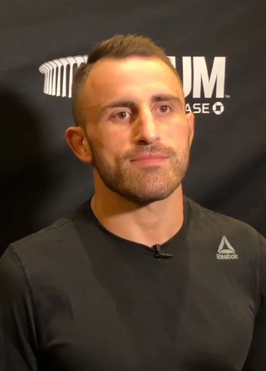 Alexander Volkanovski poses for a photo at UFC 232.