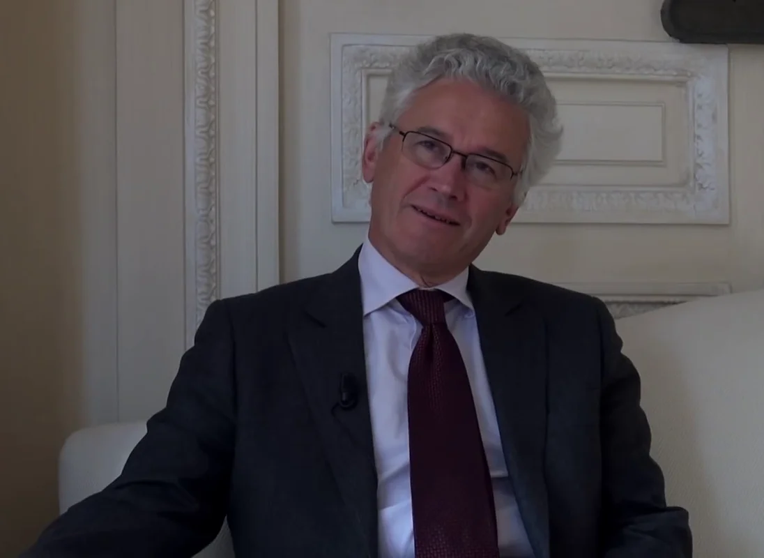 Pile de dossiers administratifs symbolisant une enquête judiciaire.