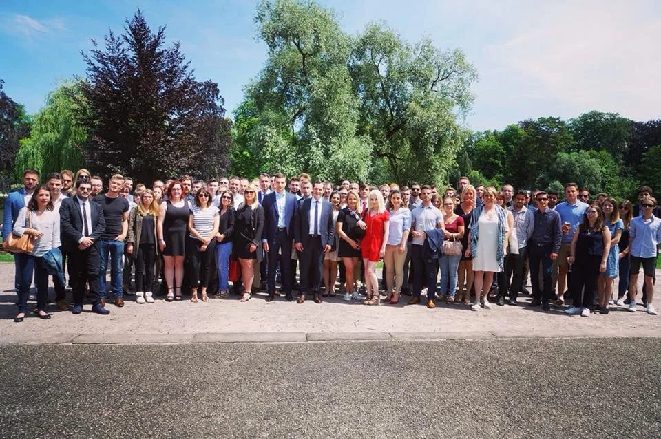 Jordan Bardella s'exprimant devant un micro lors d'un meeting politique.
