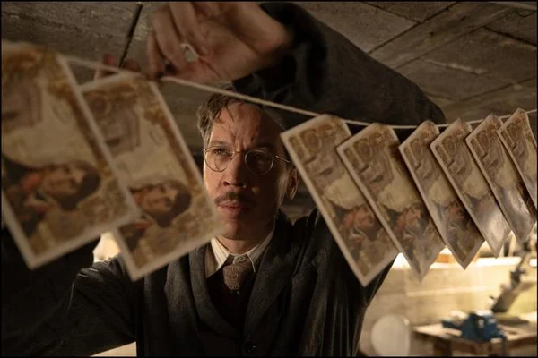 Gros plan sur un billet de 100 nouveaux francs type Bonaparte.