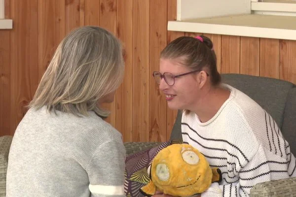 Illustration 3D d un cerveau aux connexions lumineuses symbolisant l activite electrique neuronale.