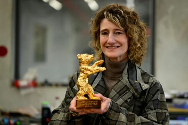 Homme seul marchant dans Pékin.