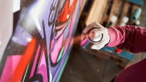 Fresque de street art colorée sur un mur de briques