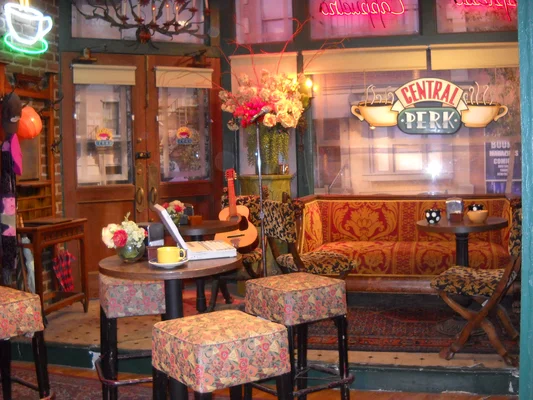 Le casting de Friends sur le canapé du Central Perk, entouré des logos des plateformes de streaming.