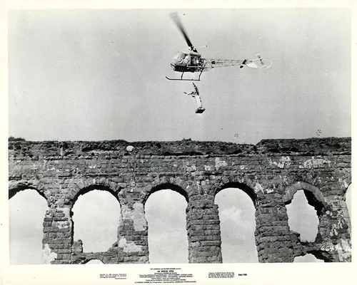 Statue du Christ transportée par hélicoptère au-dessus de Rome dans La Dolce Vita
